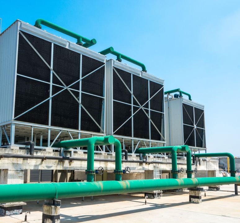 Große Wasseraufbereitungsanlage mit Filtrationssystemen und Rohrleitungen.