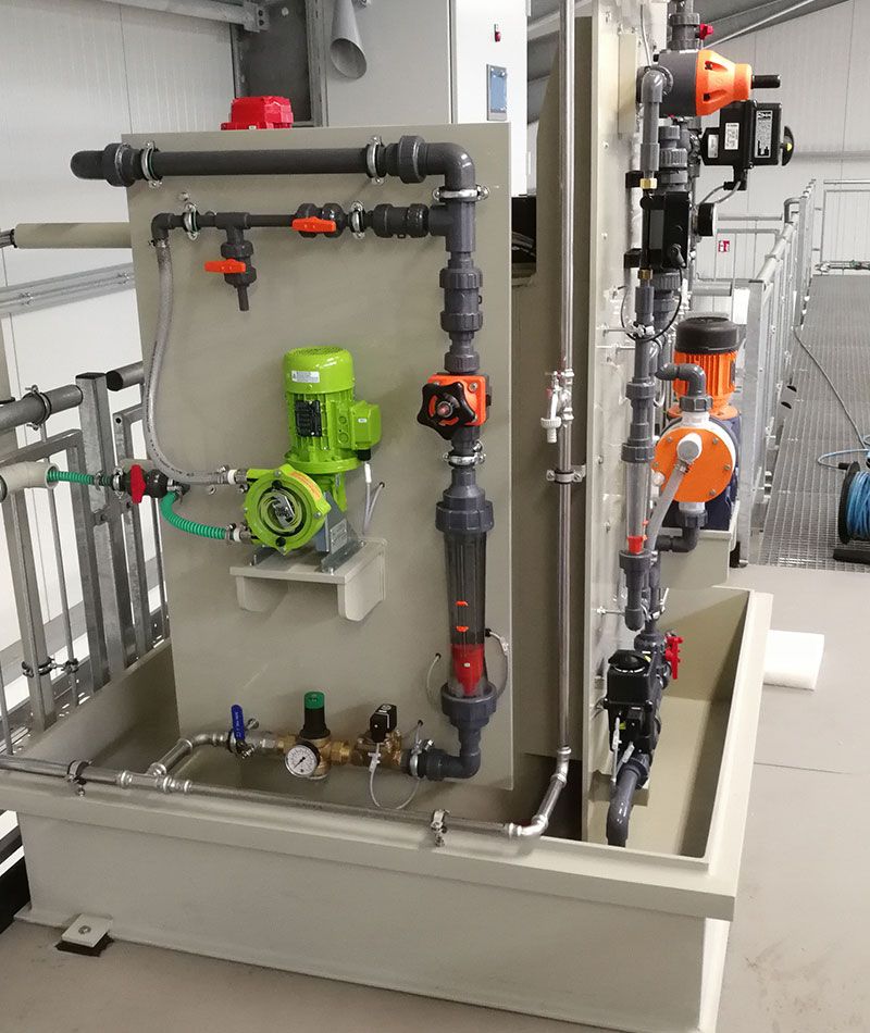 Eine große industrielle Maschine mit Rohren und Ventilen, die in der Dosiertechnik eingesetzt wird.
