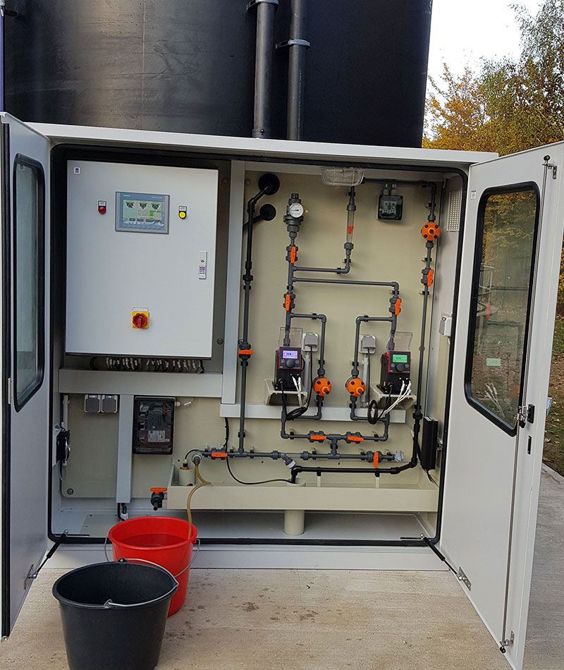 Abbildung eines Wasseraufbereitungssystems in einem Gebäude, ausgestattet mit einem Eimer zur Dosiertechnik.