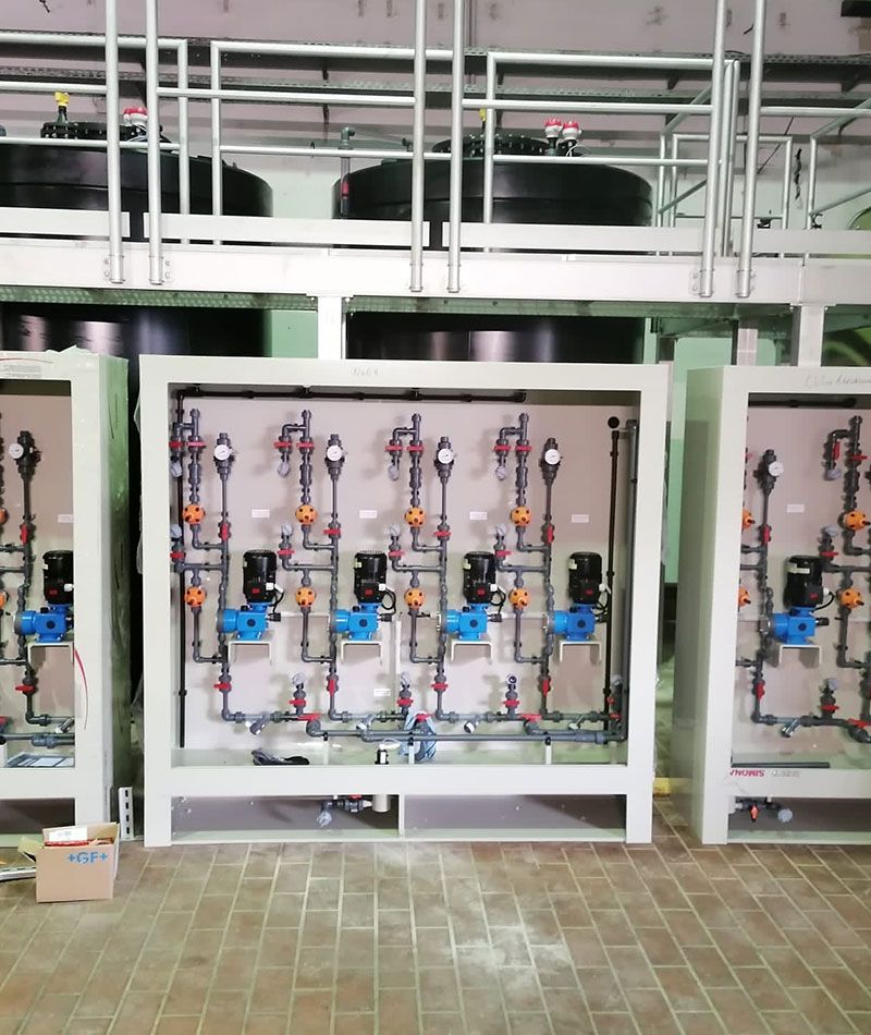 Eine Gruppe von Wasseraufbereitungsanlagen in einer Fabrik, die für die industrielle Wasserbehandlung konzipiert sind.