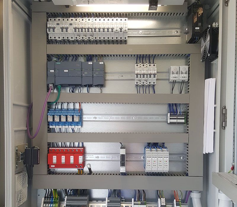 Elektrotechnik | Schaltkasten mit vielen ordentlichen Verkabelungen