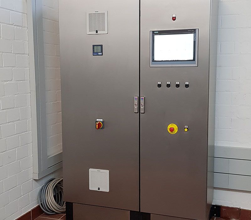 Elektrotechnik | Silberner Schaltkasten außen