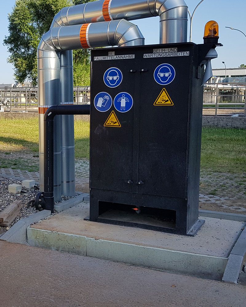 Rohrleitungsbau | Ein großer schwarzer Kasten mit Rohren und Beschilderungen, der industriellen Charakter ausstrahlt.