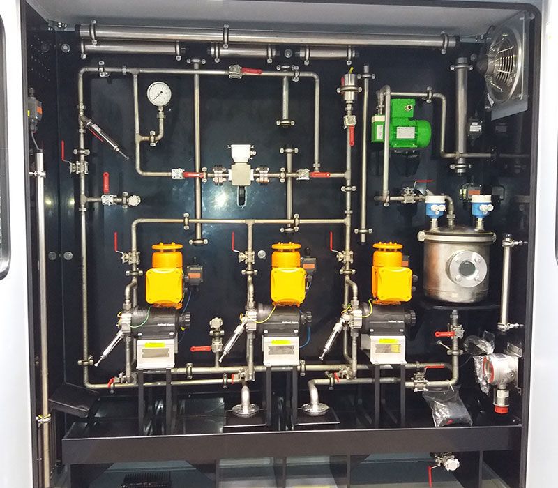 Explosionsschutz | Maschine mit Rohren und Ventilen, ausgestattet mit Explosionsschutz für sichere Betriebsbedingungen.